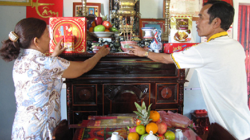 Văn khấn tỉa chân nhang bàn thờ thần tài