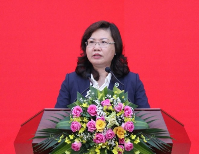 Bà Vũ Thị Chân Phương chụp ảnh trong một sự kiện tại Ủy ban Chứng khoán Nhà nước