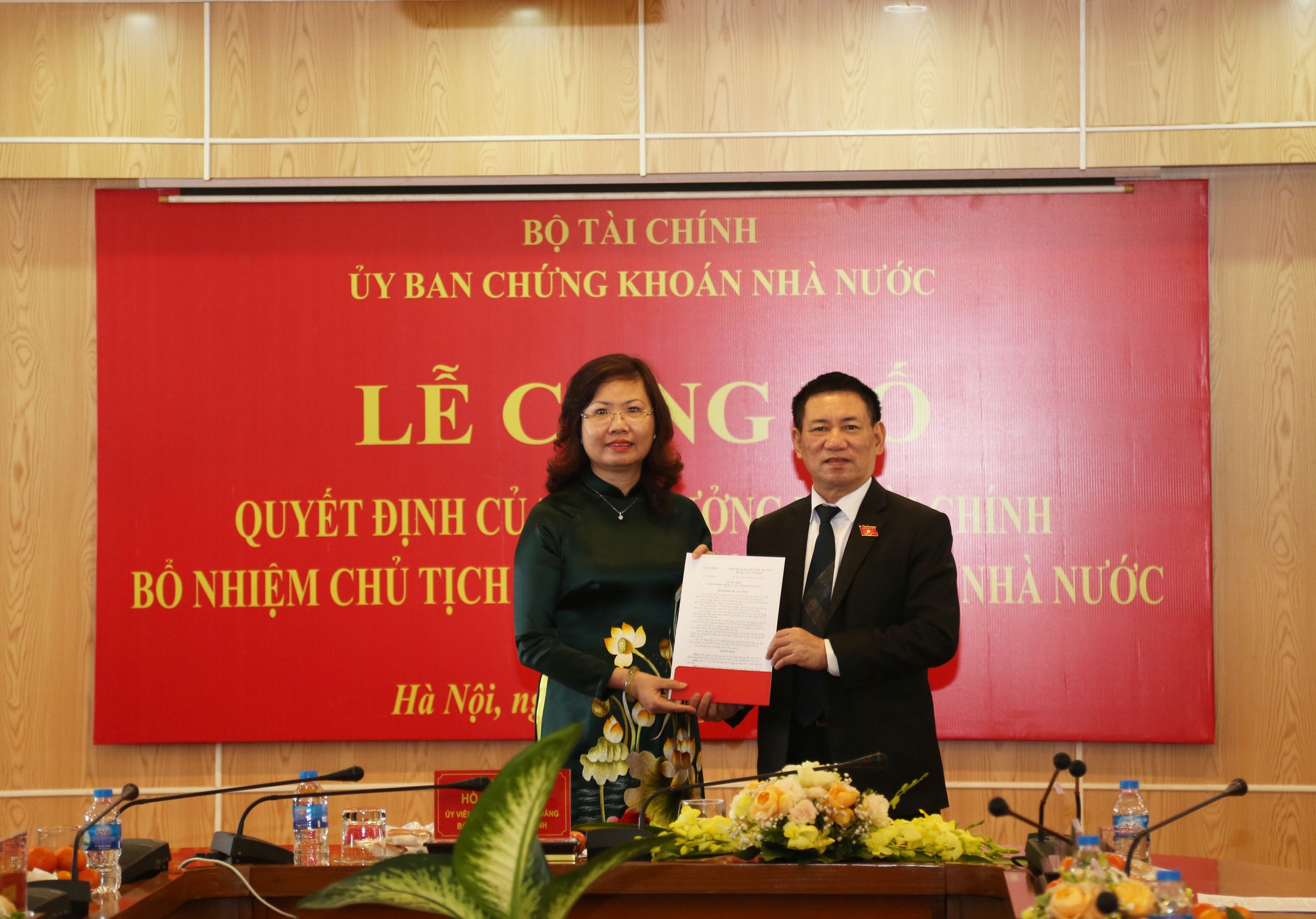 Ông Hồ Đức Phớc, Bộ trưởng Bộ Tài chính, trao quyết định bổ nhiệm bà Vũ Thị Chân Phương