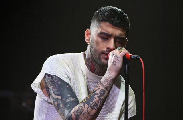 Zayn Malik trên sân khấu, thể hiện niềm đam mê âm nhạc với khán giả.