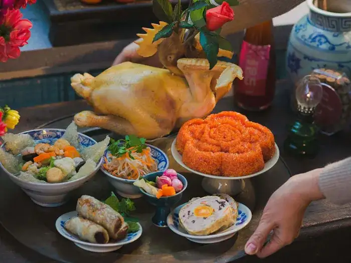 Ý nghĩa của gà ngậm hoa hồng đỏ trong mâm cỗ cúng Giao thừa