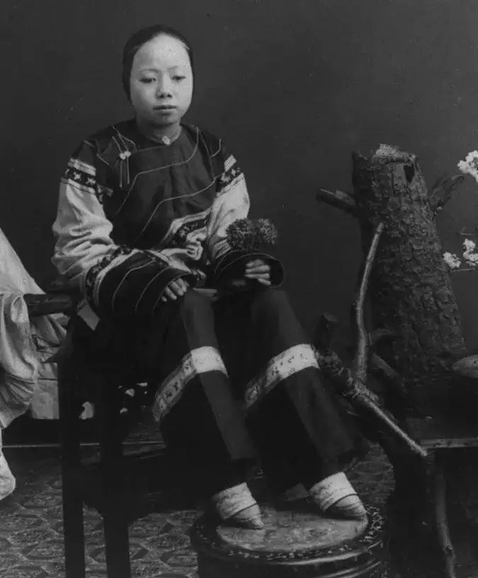 Hình ảnh minh họa quá trình bó chân khổ cực, một phần của hủ tục ba tấc sen vàng kéo dài