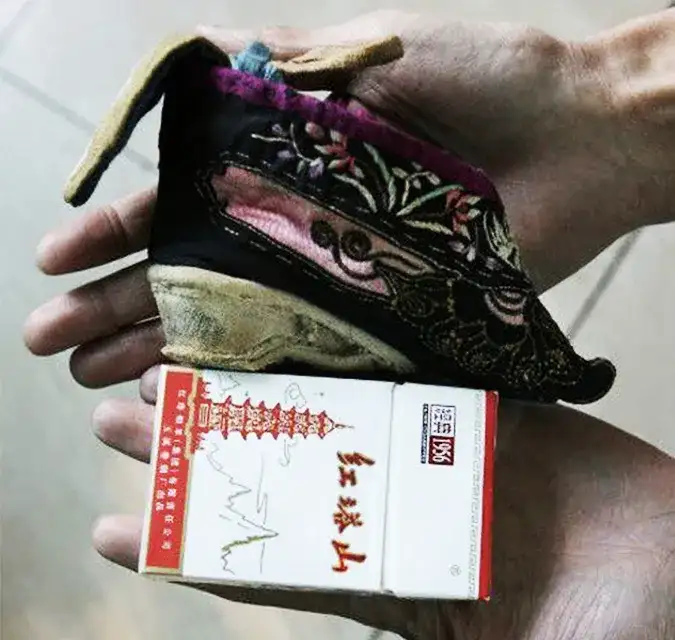 Đôi hài nhỏ xíu chuyên dụng cho phụ nữ có đôi chân bó ba tấc sen vàng