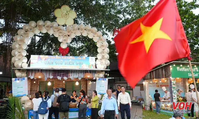 Gian hàng ẩm thực sôi động với nhiều món ngon tại Lễ hội Văn hóa Ẩm thực