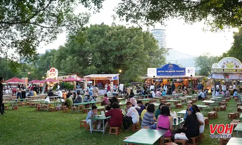 Du khách hào hứng khám phá các gian hàng tại Lễ hội Văn hóa Ẩm thực Saigontourist Group