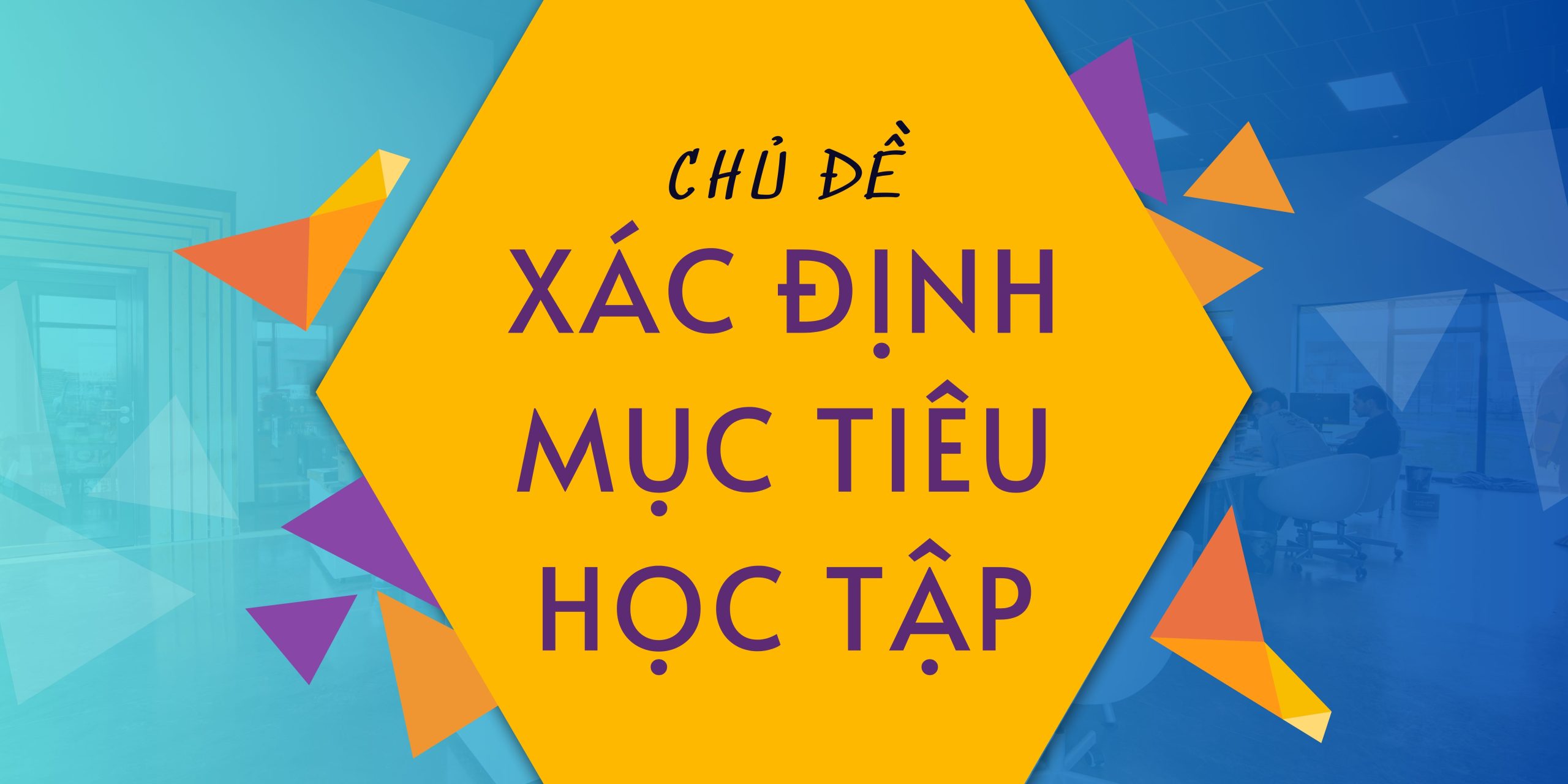Học sinh đang viết mục tiêu học tập trên bảng