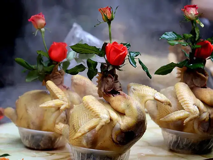 Mâm cúng gà ngậm hoa hồng đêm Giao thừa mang ý nghĩa thiêng liêng