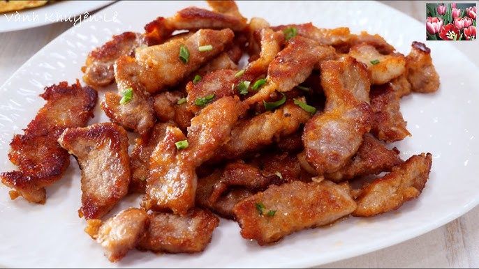Người trẻ đang sử dụng điện thoại, thể hiện sự kết nối với thế giới số và các xu hướng ngôn ngữ mới như "Chằm Zn".