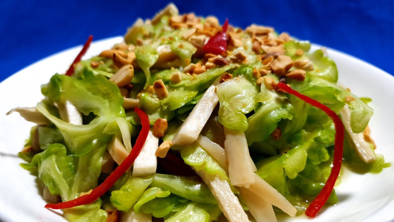 Gỏi khổ qua trộn đều với tôm tươi và thịt luộc, hấp dẫn mọi giác quan