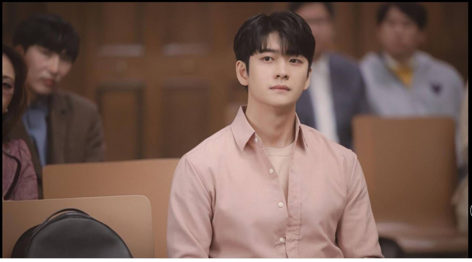 Kang Tae Oh nở nụ cười rạng rỡ, thể hiện sự vui vẻ và thân thiện khi tương tác với người hâm mộ