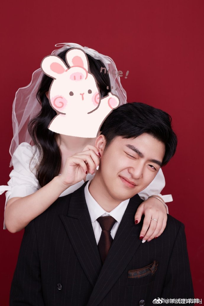 Lưu Chí Hoành bên vợ trong ảnh đăng ký kết hôn