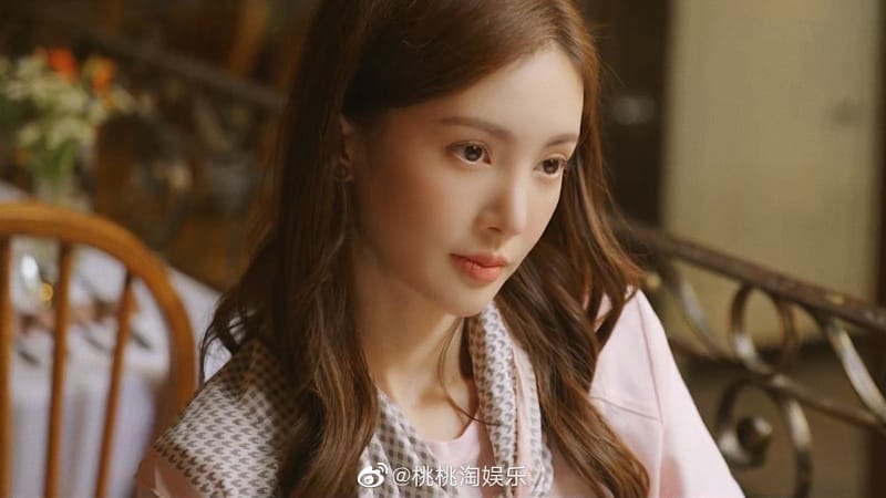 Nữ diễn viên Kim Thần trên thảm đỏ, thể hiện phong cách quyến rũ