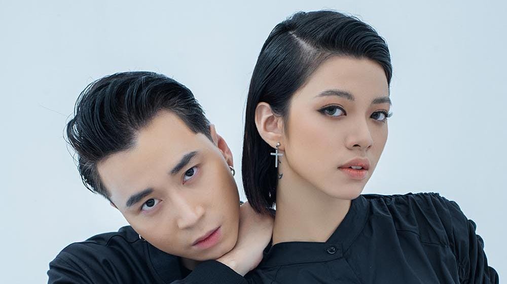 Vũ Phụng Tiên biểu diễn trên sân khấu, thể hiện niềm đam mê âm nhạc