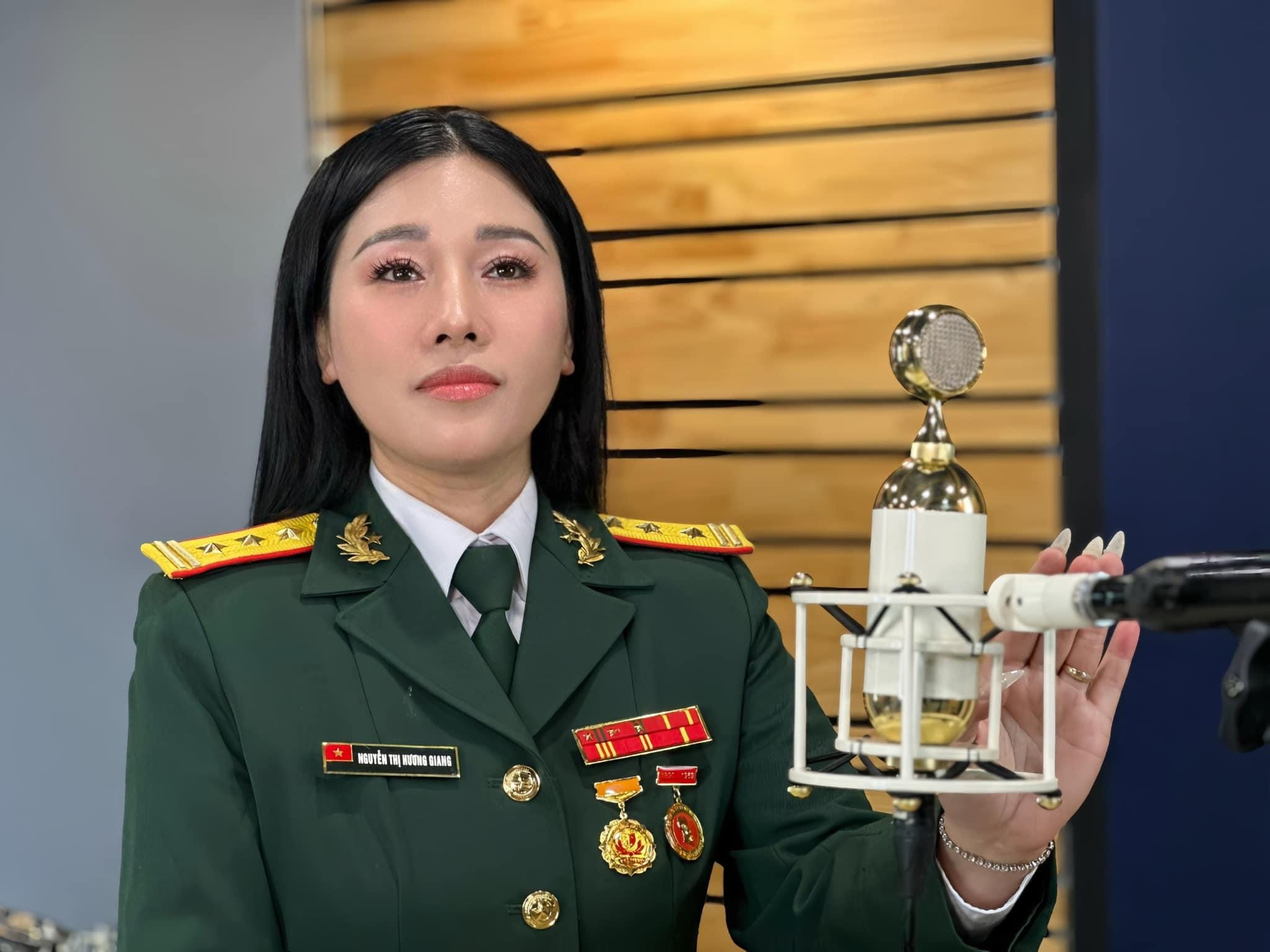NSƯT Hương Giang trên sân khấu biểu diễn âm nhạc dân gian
