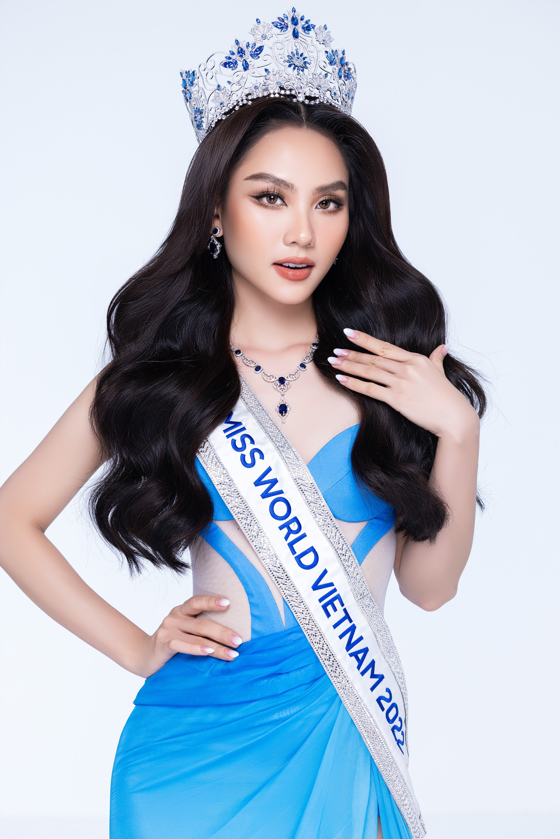 Chân dung Hoa hậu Huỳnh Nguyễn Mai Phương với nụ cười rạng rỡ, biểu tượng của nhan sắc và trí tuệ Việt Nam.