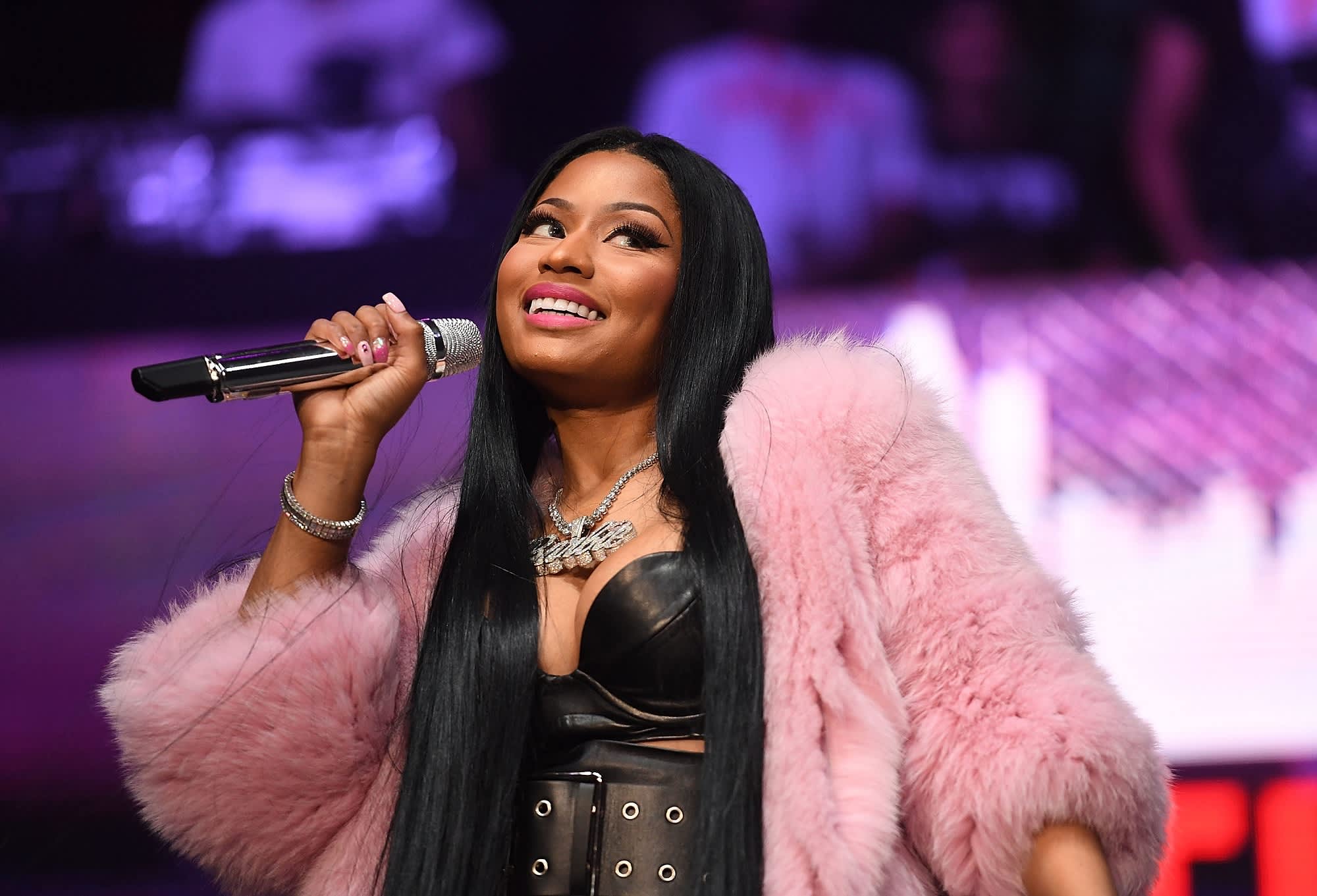 Nicki Minaj trình diễn với phong cách mạnh mẽ và cuốn hút, thể hiện sự tự tin của một rapper hàng đầu