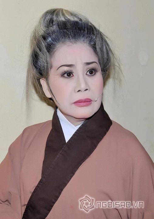 Nghệ sĩ Tài Linh rạng rỡ trên sân khấu, biểu tượng của sự thành công trong làng giải trí Việt.
