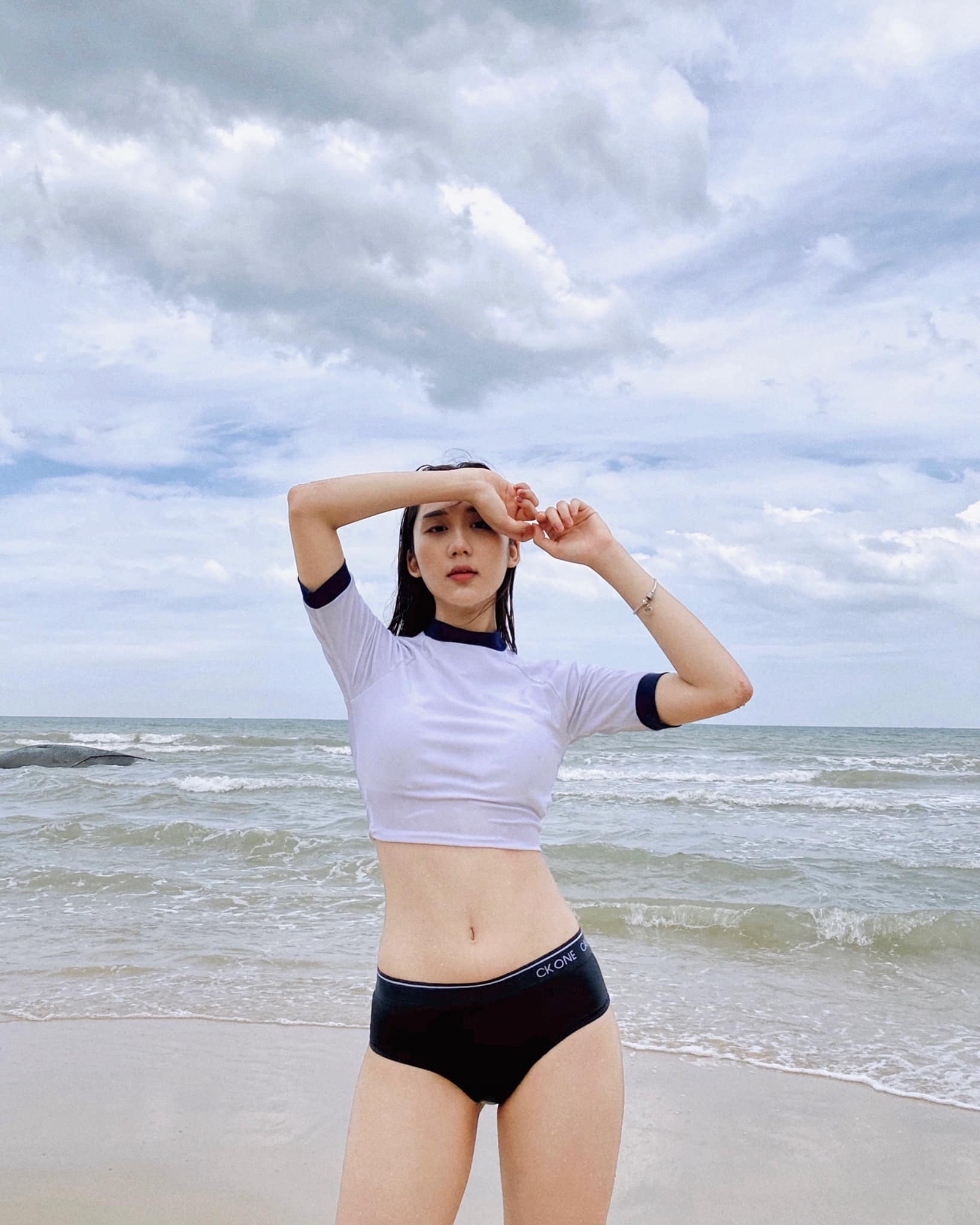 Mina Young trong phong thái chuyên nghiệp, thể hiện sự trưởng thành và quyến rũ