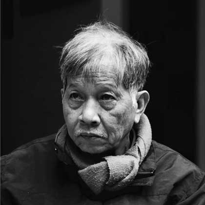 Nguyễn Huy Thiệp trong một khoảnh khắc đời thường, hình ảnh của một tâm hồn nghệ sĩ
