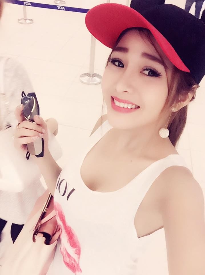 DJ Na Phạm Hoàng Kim Uyên tạo dáng chuyên nghiệp