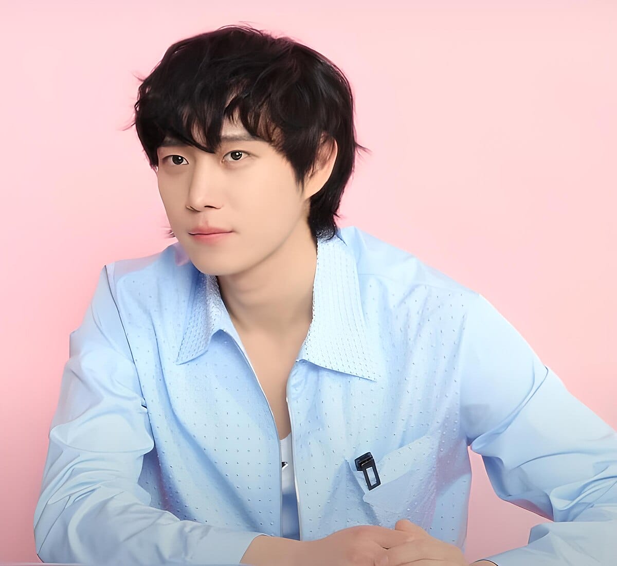 Diễn viên Kim Young Dae tạo dáng chuyên nghiệp trong buổi chụp hình tạp chí Marie Claire, thể hiện phong thái cuốn hút