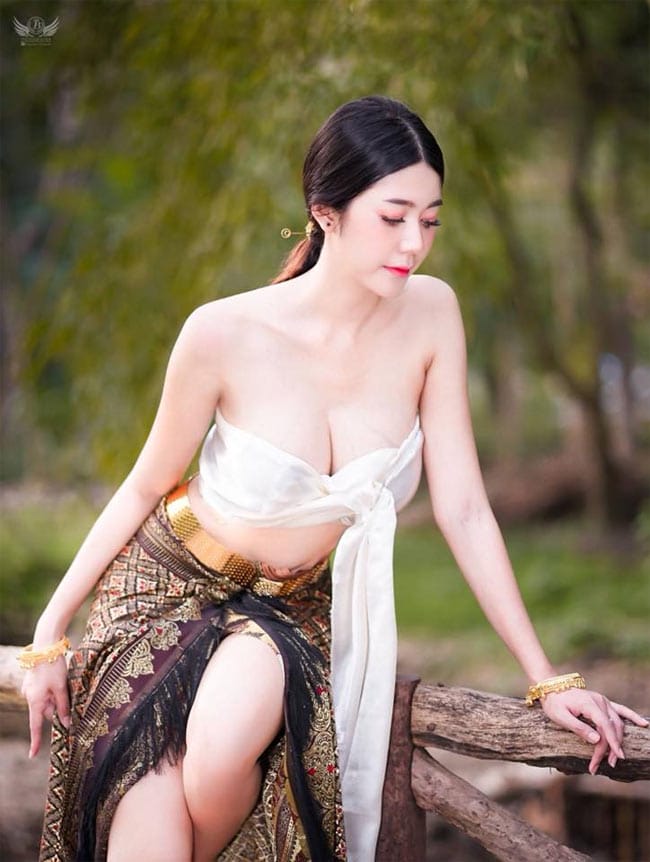 Jessie Vard khoe vẻ đẹp đầy đặn và quyến rũ