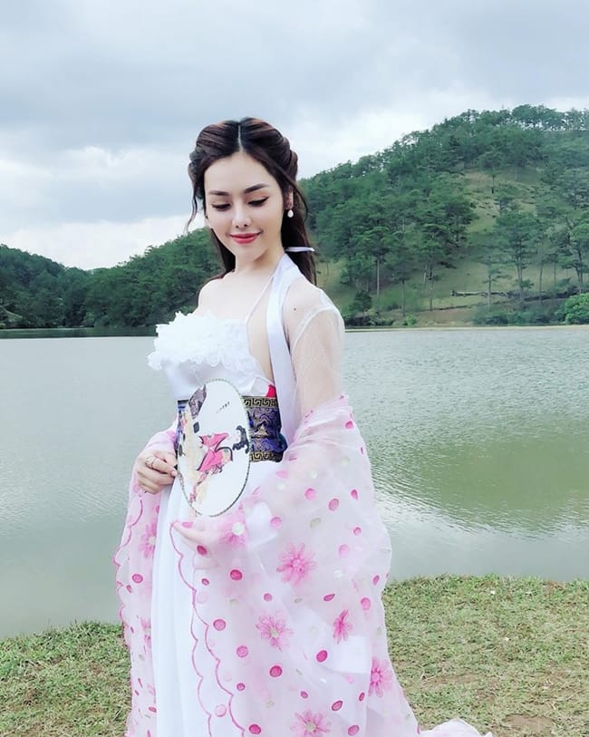 Dung Doll xinh đẹp trong trang phục nổi bật