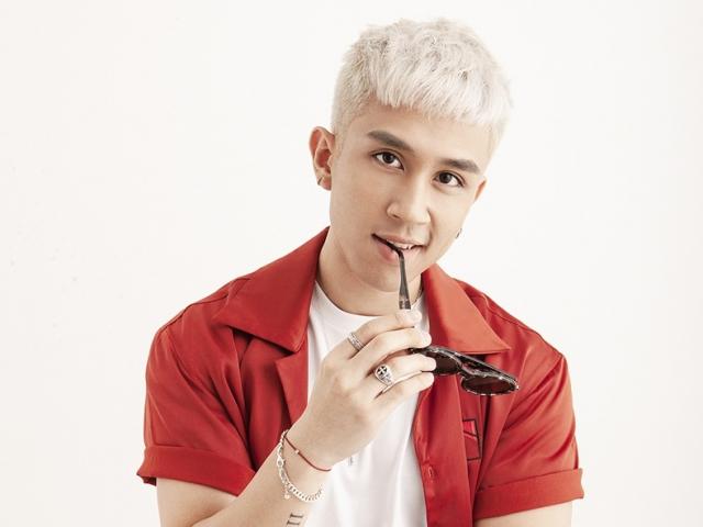 Dương Edward trình diễn với ánh sáng sân khấu tập trung vào mình