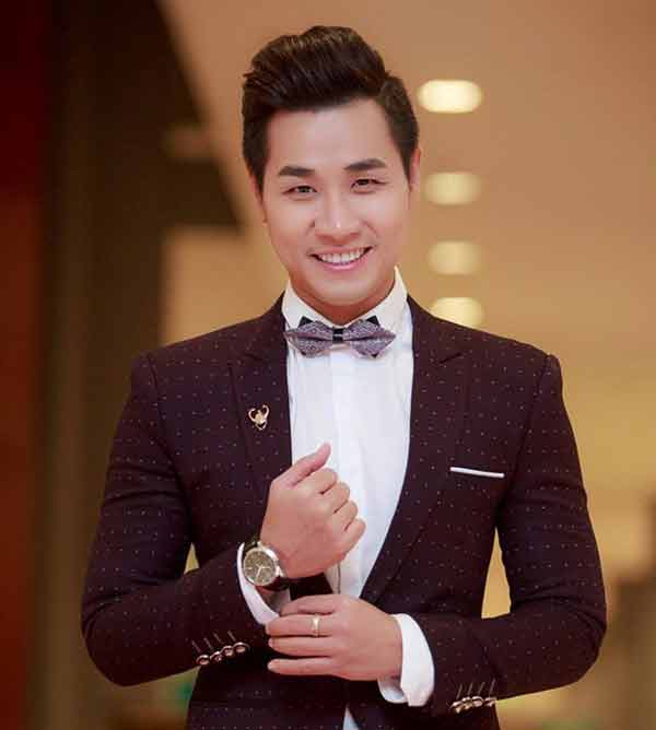 Nguyên Khang trong một chương trình truyền hình, thể hiện sự chuyên nghiệp