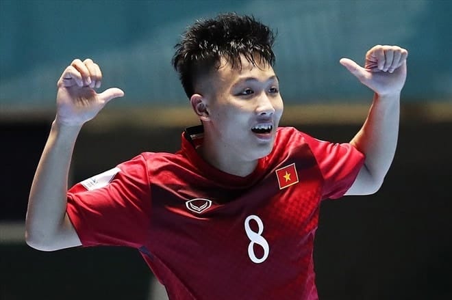 Nguyễn Minh Trí ăn mừng bàn thắng trong trận đấu Futsal