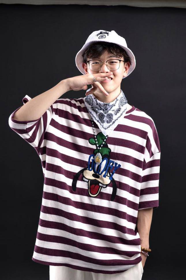 Gừng mỉm cười, thể hiện sự thành công song song trong cả sự nghiệp rap và thành tích học tập vượt trội