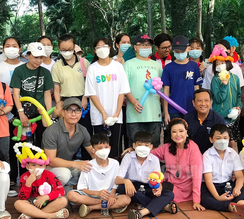 NSND Kim Cương vui chơi cùng các em nhỏ mồ côi vì đại dịch COVID-19