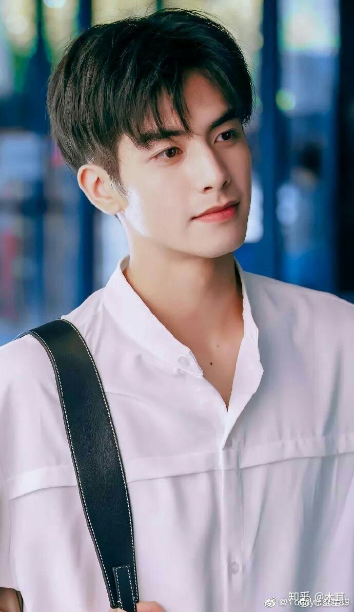 Tống Uy Long với vẻ ngoài điển trai tự nhiên, thu hút người hâm mộ