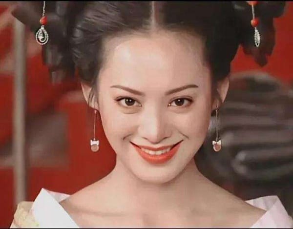 Chân dung diễn viên Ninh Tịnh với vẻ đẹp sắc sảo và thần thái tự tin