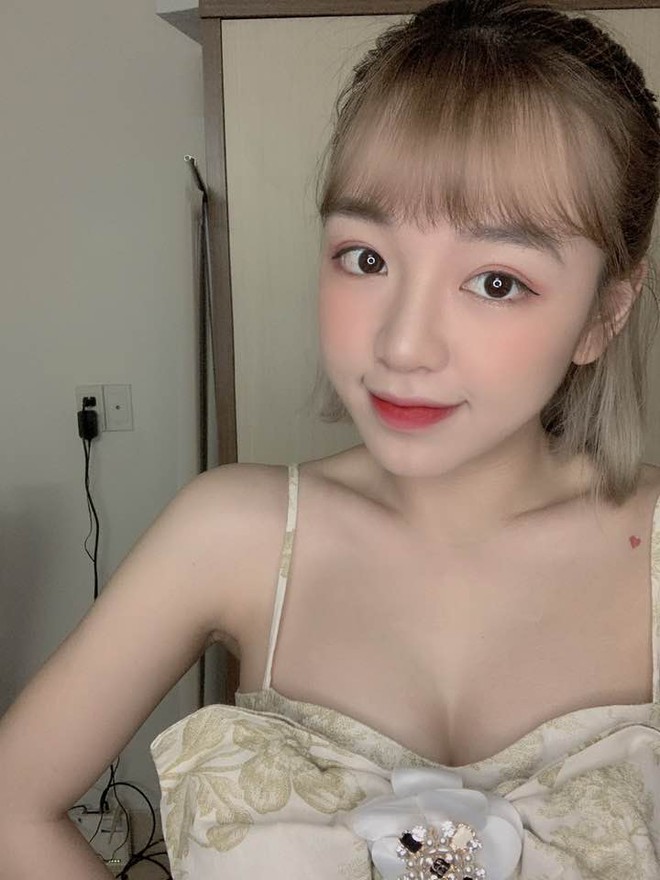 Chân dung Hoàng Thu Hường, nữ game thủ và streamer nổi tiếng với nhan sắc cuốn hút.