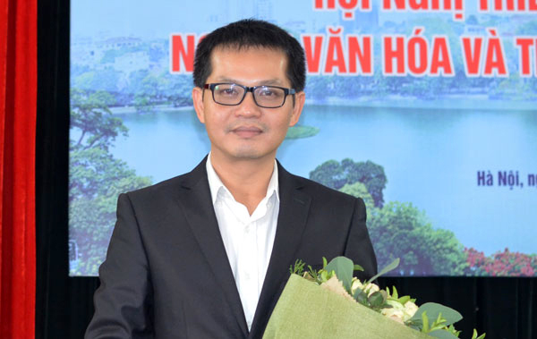 NSND Trung Hiếu trong một phân cảnh điện ảnh hoặc sân khấu, minh chứng cho sự nghiệp diễn xuất