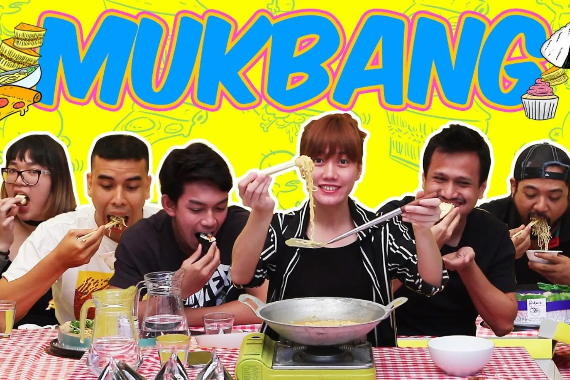Một mukbanger đang quay video ăn uống tại nhà, tập trung vào đĩa đồ ăn