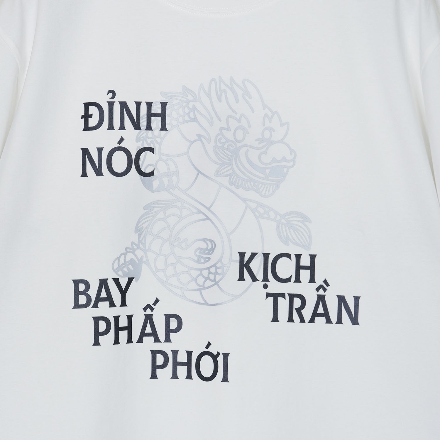 Một đám đông reo hò phấn khích trong một sự kiện âm nhạc, thể hiện cảm xúc thăng hoa