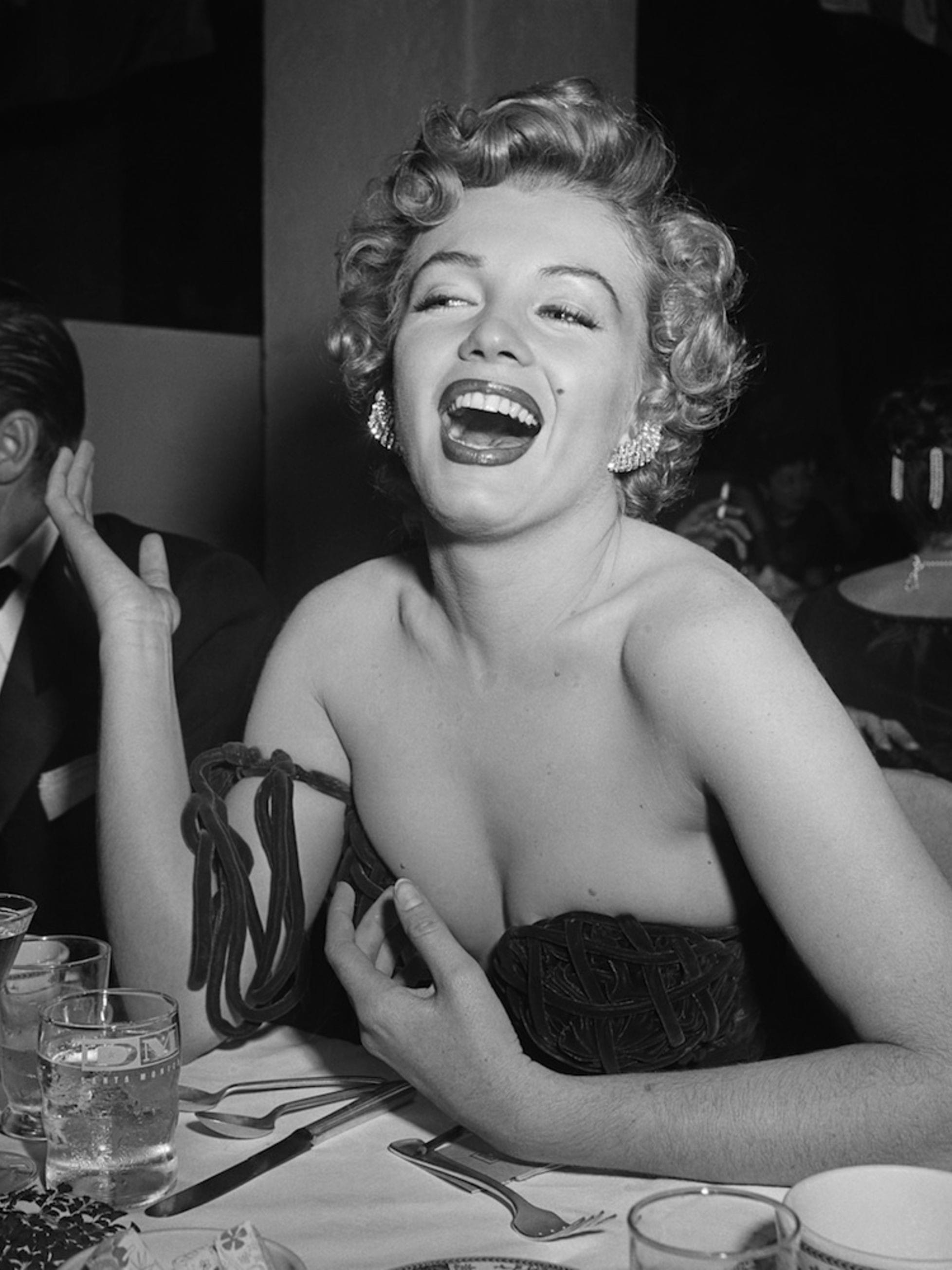 Chân dung Marilyn Monroe với nụ cười rạng rỡ và mái tóc vàng thương hiệu