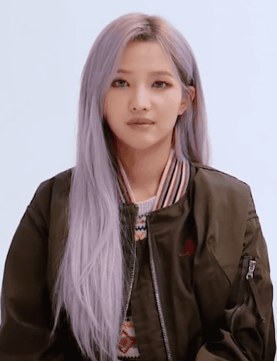 Jeon So-yeon trong một buổi họp báo, thể hiện sự chuyên nghiệp và trưởng thành