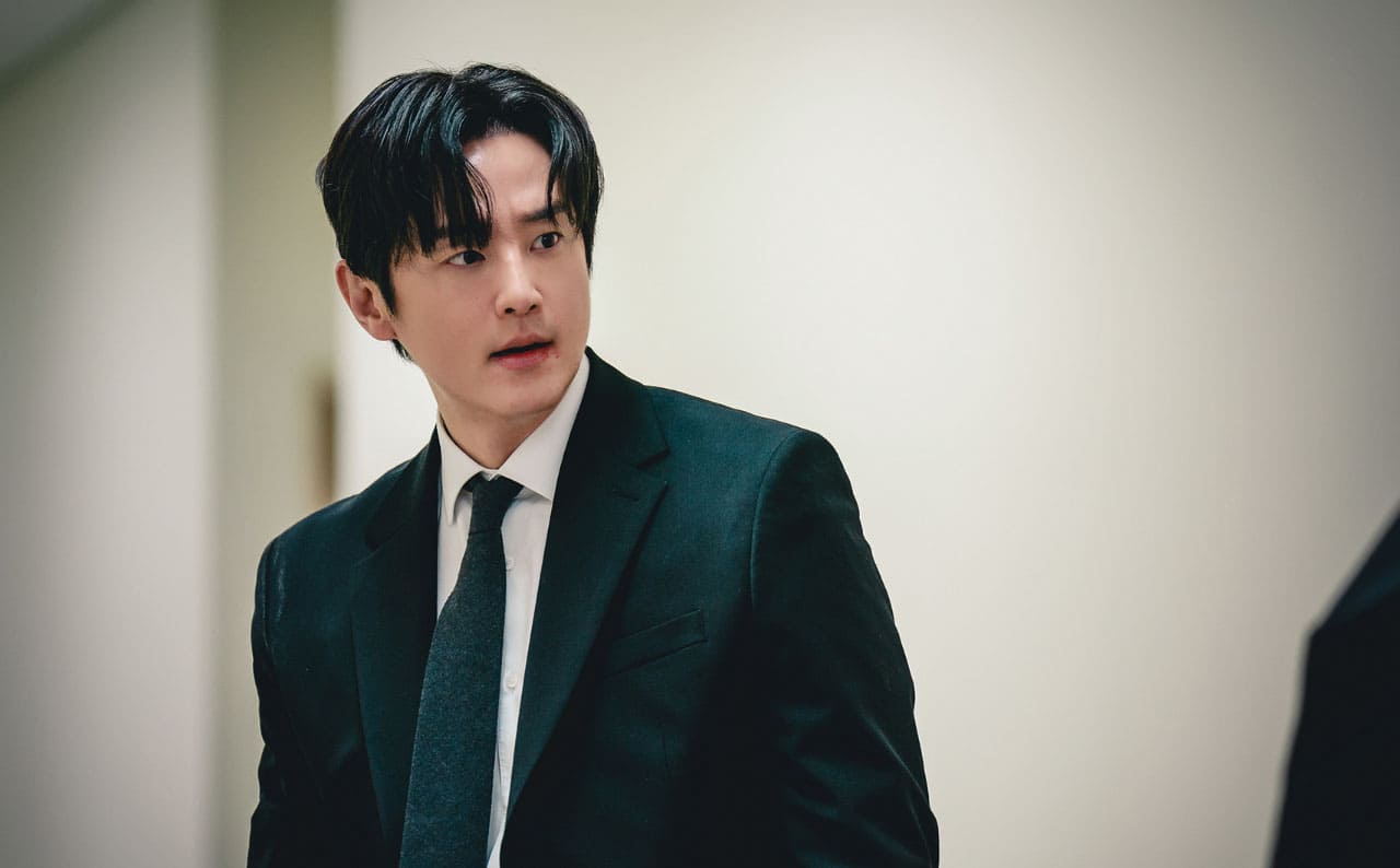 Kwon Yul cười rạng rỡ trên thảm đỏ
