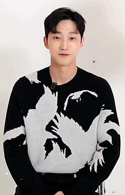Jung Jin-young tạo dáng trong sự kiện Pop Quiz của Marie Claire