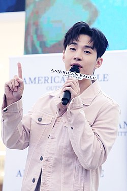 Henry Lau trẻ trung, năng động với nụ cười rạng rỡ, thể hiện phong cách tự do