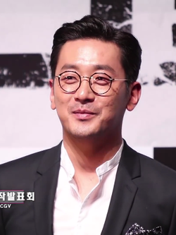 Ha Jung Woo ngồi trong hậu trường chuẩn bị cho vai diễn