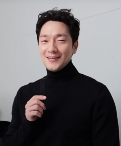 Son Seok-koo lịch lãm trong một buổi chụp hình