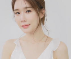 Yoo In Na rạng rỡ với phong cách thời trang tinh tế