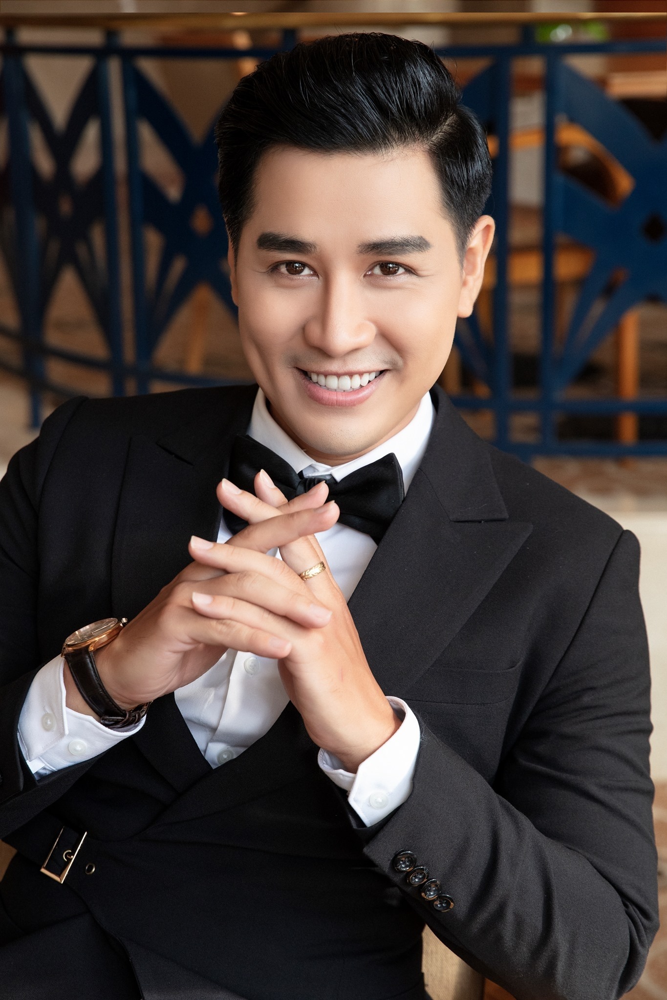 MC Nguyên Khang với nụ cười thân thiện trên sân khấu
