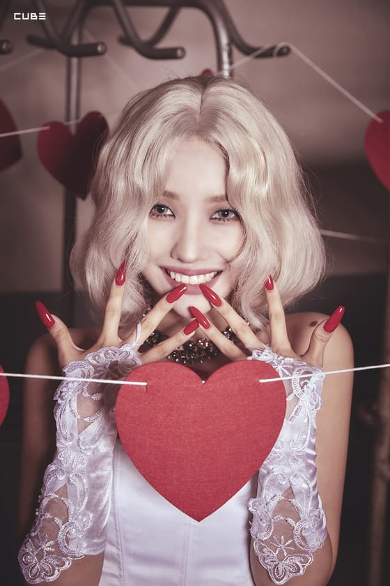 Jeon So-yeon trong một khoảnh khắc đời thường, biểu lộ sự tươi tắn và năng động