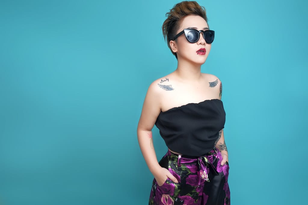 Huỳnh Tú trình diễn trên sân khấu