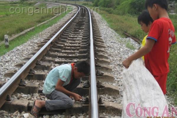 Hình ảnh một nhóm người đang tương tác trên mạng xã hội, có thể là bình luận hoặc đăng tải nội dung, thể hiện sự lan truyền thông tin, cả tích cực lẫn tiêu cực, trên không gian ảo